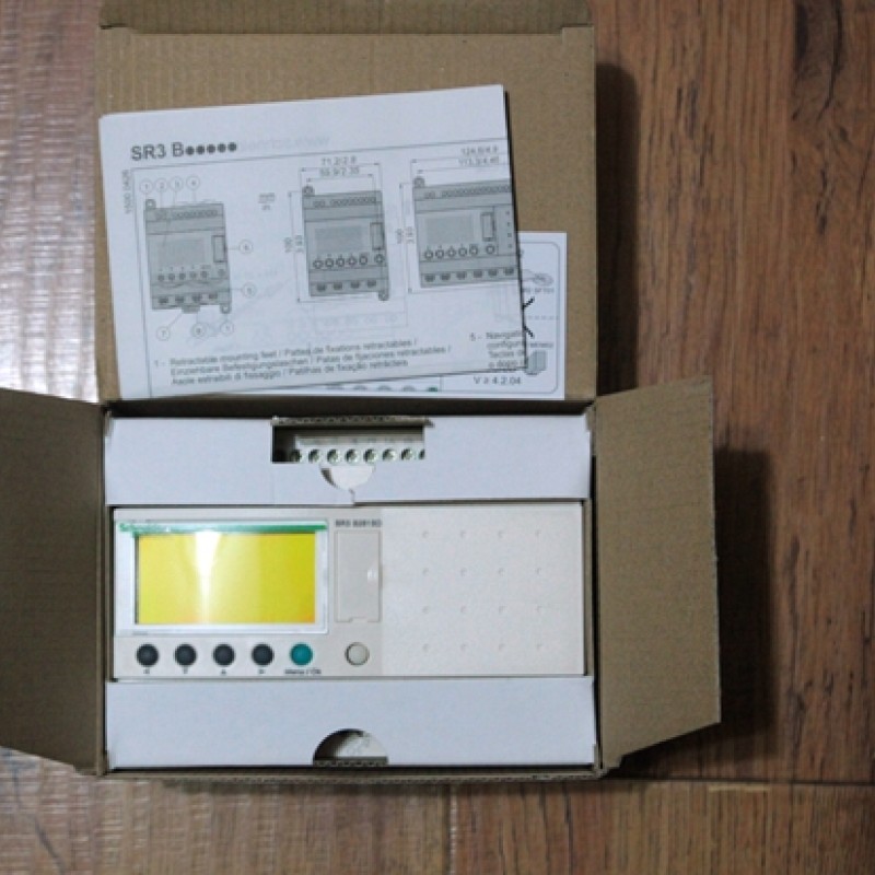 SR3B261BD Schneider PLC 16AI 10AO Relay with Clock Panel
